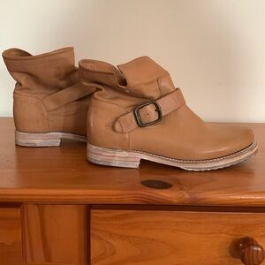 NWOT Frye Veronica Tan Leather Boots Booties